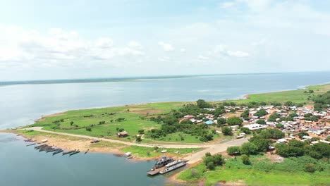 bella foto del río con la comunidad en áfrica bajo el cielo nublado_3