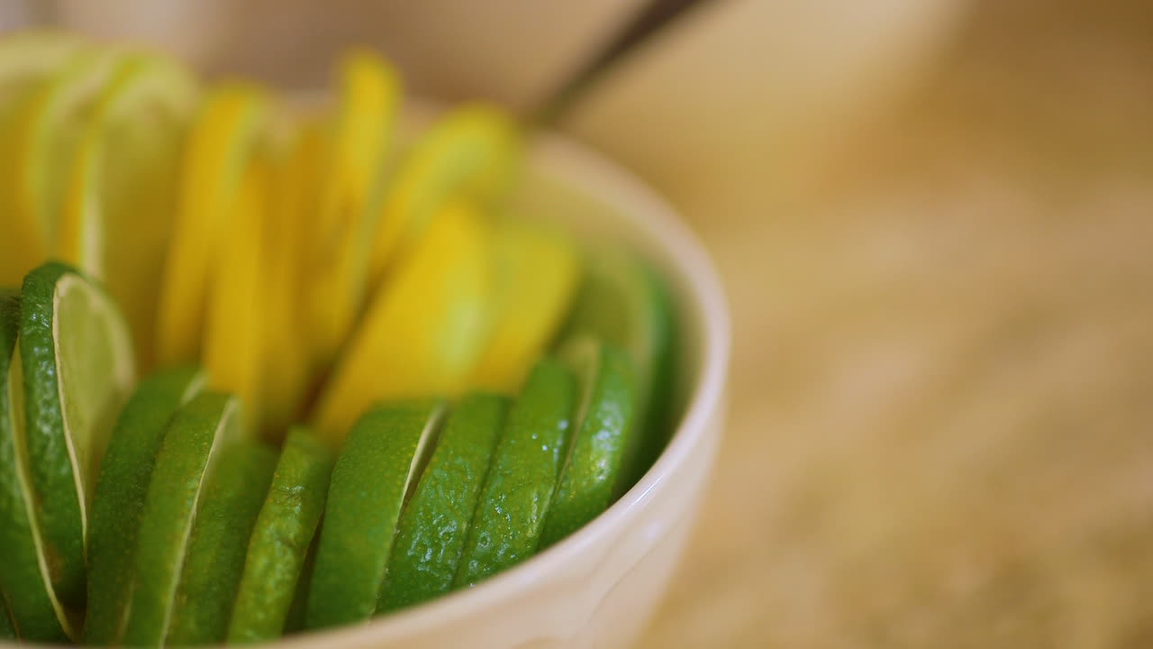 그릇에 다진 레몬과 라임