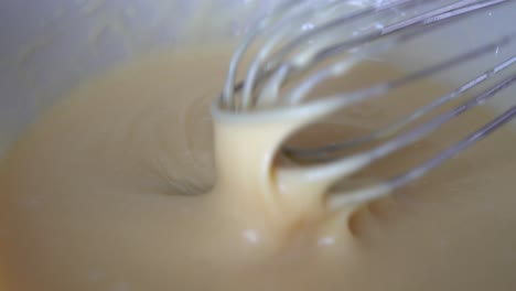 Ballon-whisk-stirring-thick-creamy-sauce