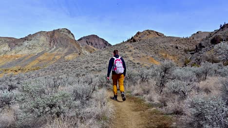 hombre caucásico caminando por los cañones volcánicos de kamloops: aventura de la cresta de canela