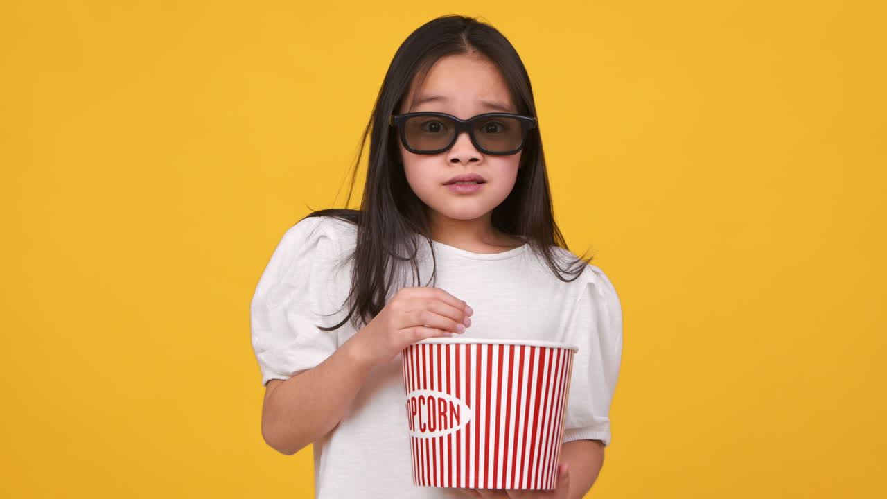 chica viendo una película con palomitas de maíz y gafas 3d