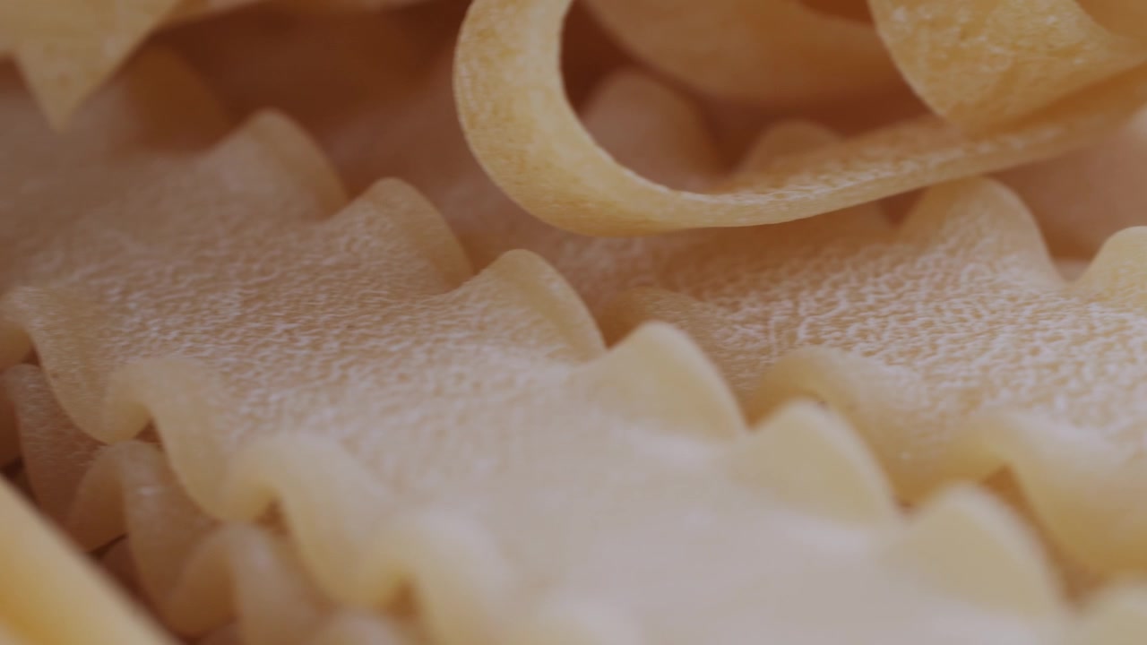 Panoramica ravvicinata di diverse forme di pasta secca