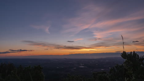 Timelapse-De-Un-Amanecer-En-La-Cima-De-Una-Montaña-Con-Vistas-Al-Mar-Y-Murcia