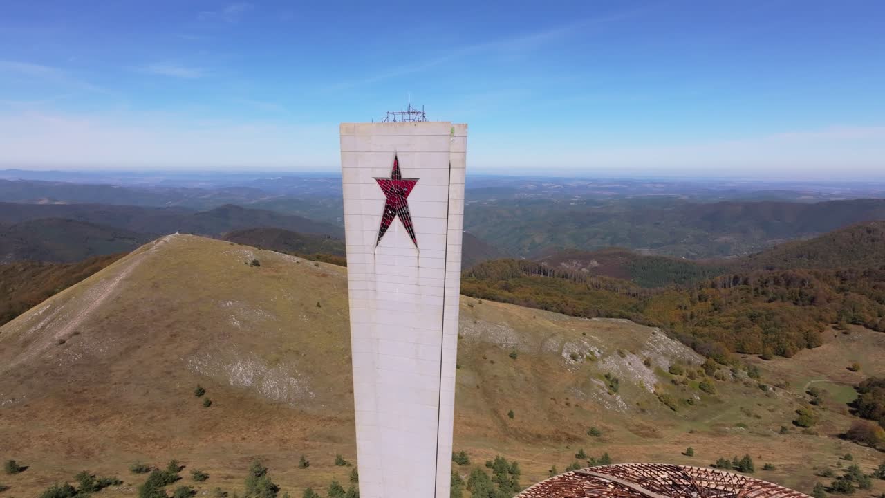Monumento dimenticato arroccato sopra valli e pianure, Bulgaria.