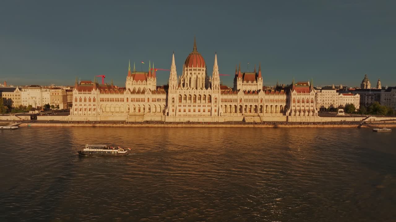 Parlamento ungherese e barche sul fiume Danubio al tramonto