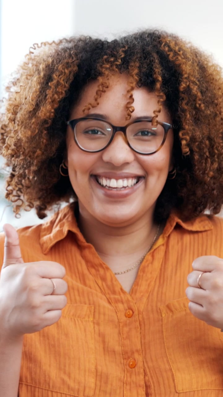 Mujer Joven Sonriente Haciendo Gesto de Pulgar Hacia Arriba