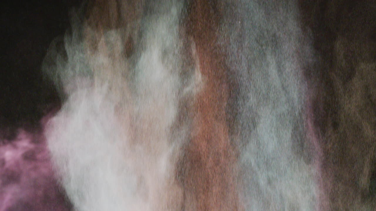 vídeo de polvos multicolores con espacio de copia sobre fondo negro