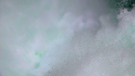 primer plano en cámara ultralenta de la cascada de agua de las cataratas superiores del río yellowstone y el penacho de niebla