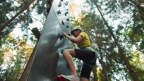 chica en una pared de escalada