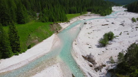 dos arroyos azul turquesa que se cruzan en un parque natural con rocas blancas en las orillas del río, paisaje aéreo