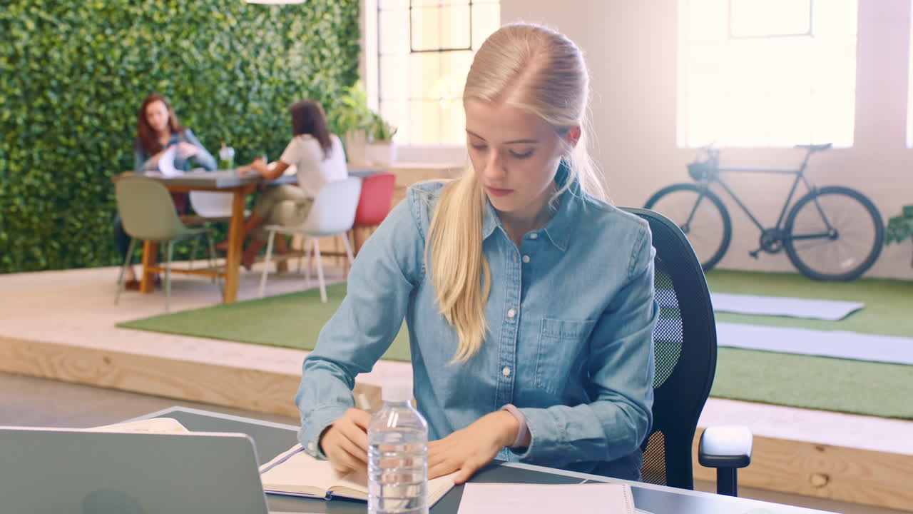 Designer, marknadsföring eller kvinna som arbetar vid en bärbar dator