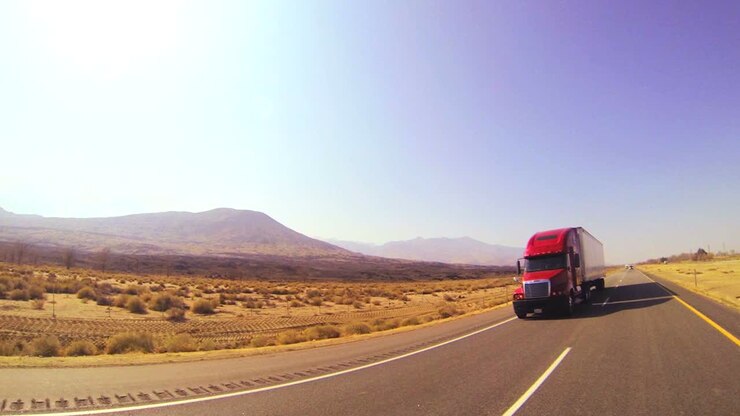un camion a 18 ruote attraversa il deserto in questa ripresa in pov