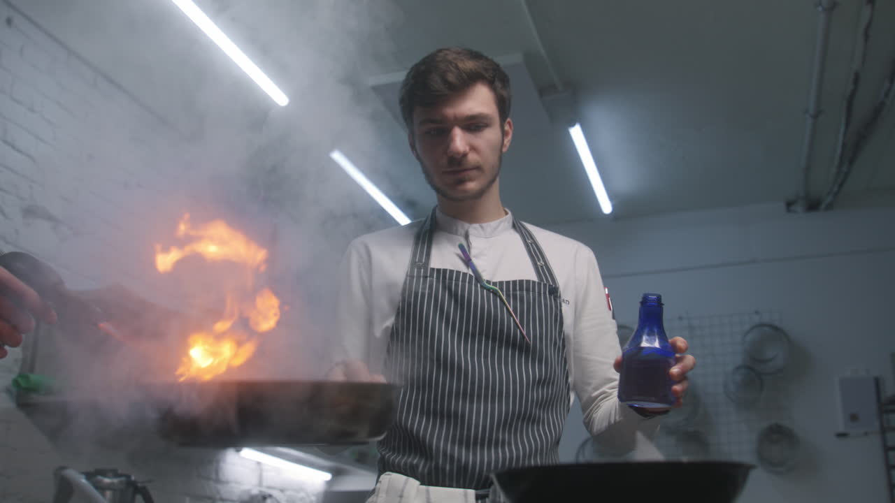 cocinero cocinando con fuego alto