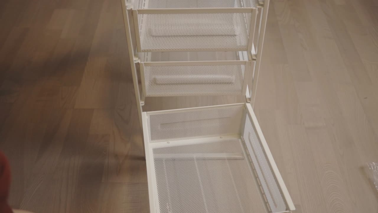 Primo piano: inserimento di cassetti in un mobile fai da te