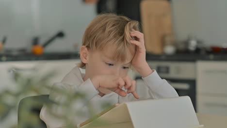 Niño-Con-Tableta-Usando-Aplicaciones-En-Casa