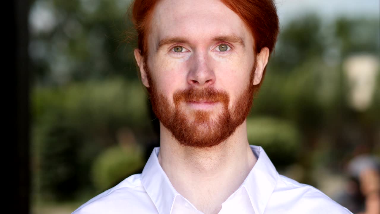 pulgares hacia arriba por el diseñador sentado fuera de la ventana de la oficina