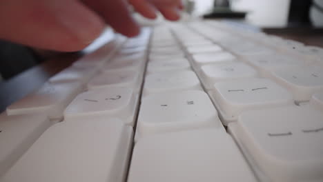 escritura de primer plano en el teclado de la computadora con las manos y los dedos. macro dolly shot. programación de computadoras chat de texto mensajería en línea y concepto de negocio de marketing en línea.