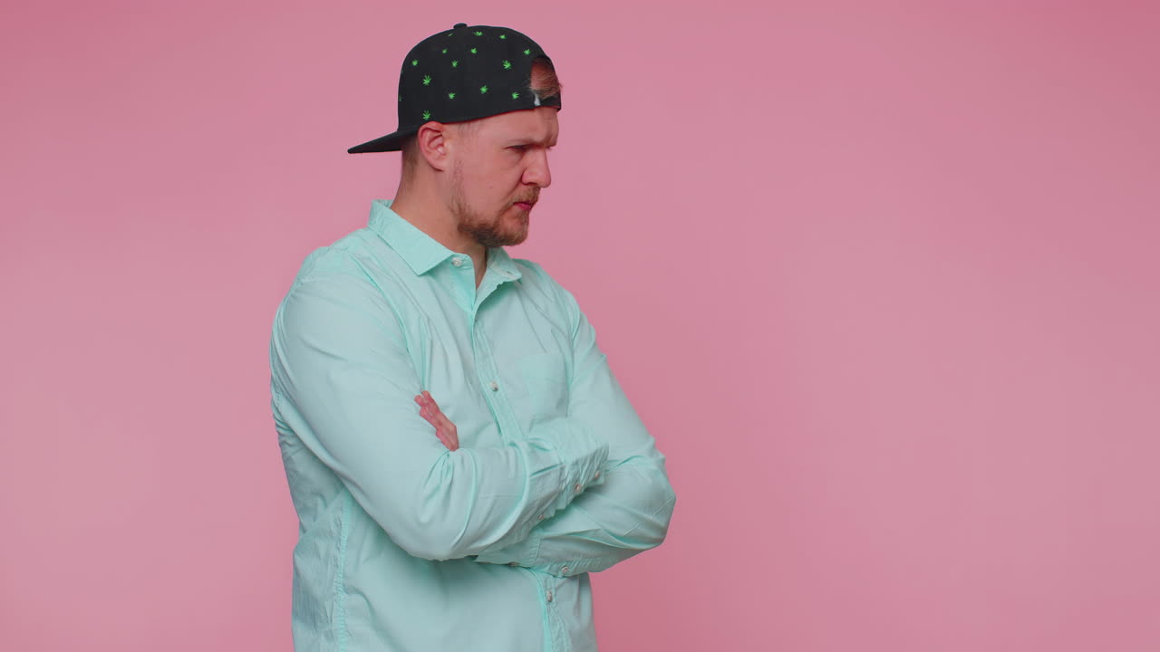 상처받은 젊은 성인 남자는 다 후 좌절, 무시하고 의사소통하고 싶지 않습니다, 이야기