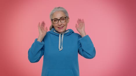 Mujer-Mayor-Abuela-Haciendo-Muecas,-Tontas-Y-Juguetonas,-Bailando