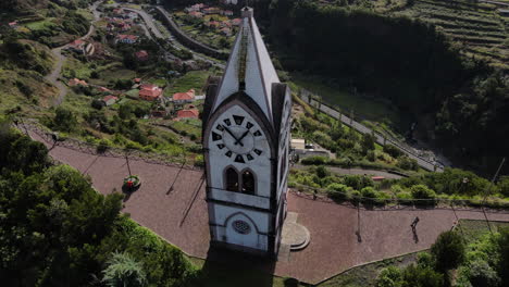 Fantástico-Primer-Plano-De-La-Capilla-De-Nossa-Senhora-De-Fátima,-Sao-Vicente-En-La-Isla-De-Madeira-Y-En-Un-Día-Soleado