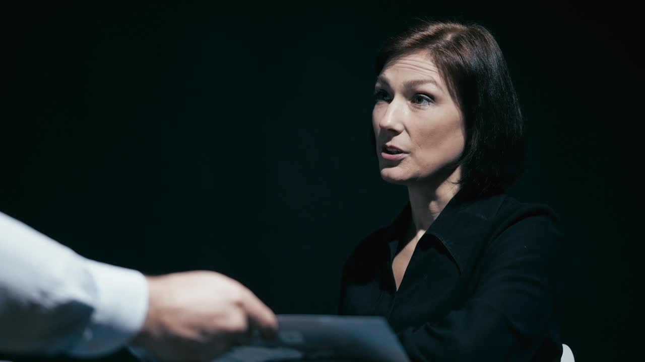 여성 사기 용의자를 심문하는 경찰 형사 경제 범죄 수사