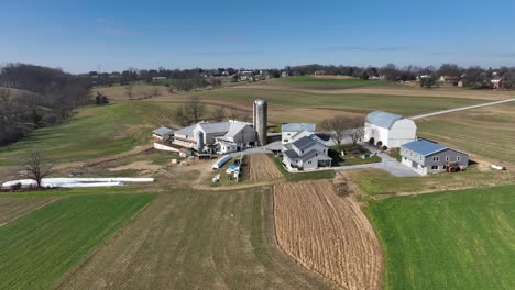 Amerikanisches-Bauernhaus-Mit-Silo-In-Ländlicher-Umgebung