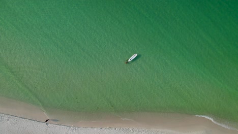 Mann-Schnorchelt-An-Einem-Sonnigen-Sommertag-Mit-Einem-Paddleboard-Im-Klaren-Smaragdgrünen-Wasser