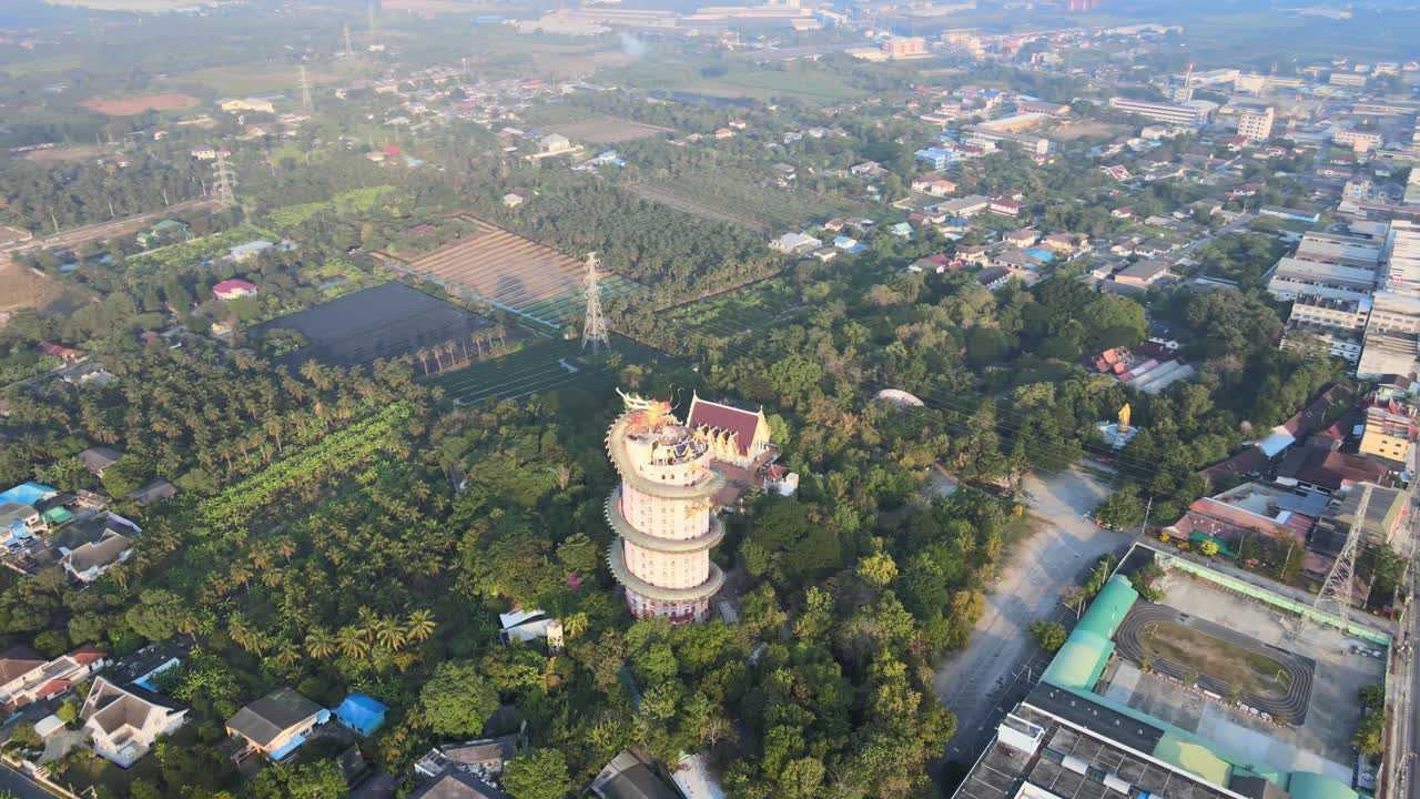 templo del dragón rojo 4k en una carretera al amanecer