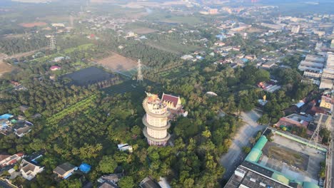 4k-Roter-Drachentempel-An-Einer-Autobahn-Im-Morgengrauen