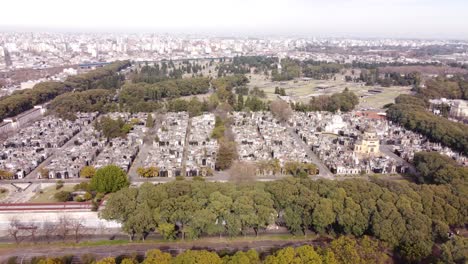 cementerio de la chacarita y la ciudad de buenos aires en el fondo, argentina