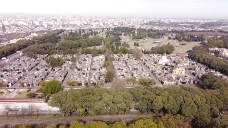 cementerio de la chacarita e cidade de buenos aires ao fundo, argentina