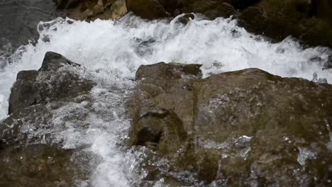 Cascada-De-Cascadas-Frías-De-Piedra-Que-Brota-En-El-Himalaya