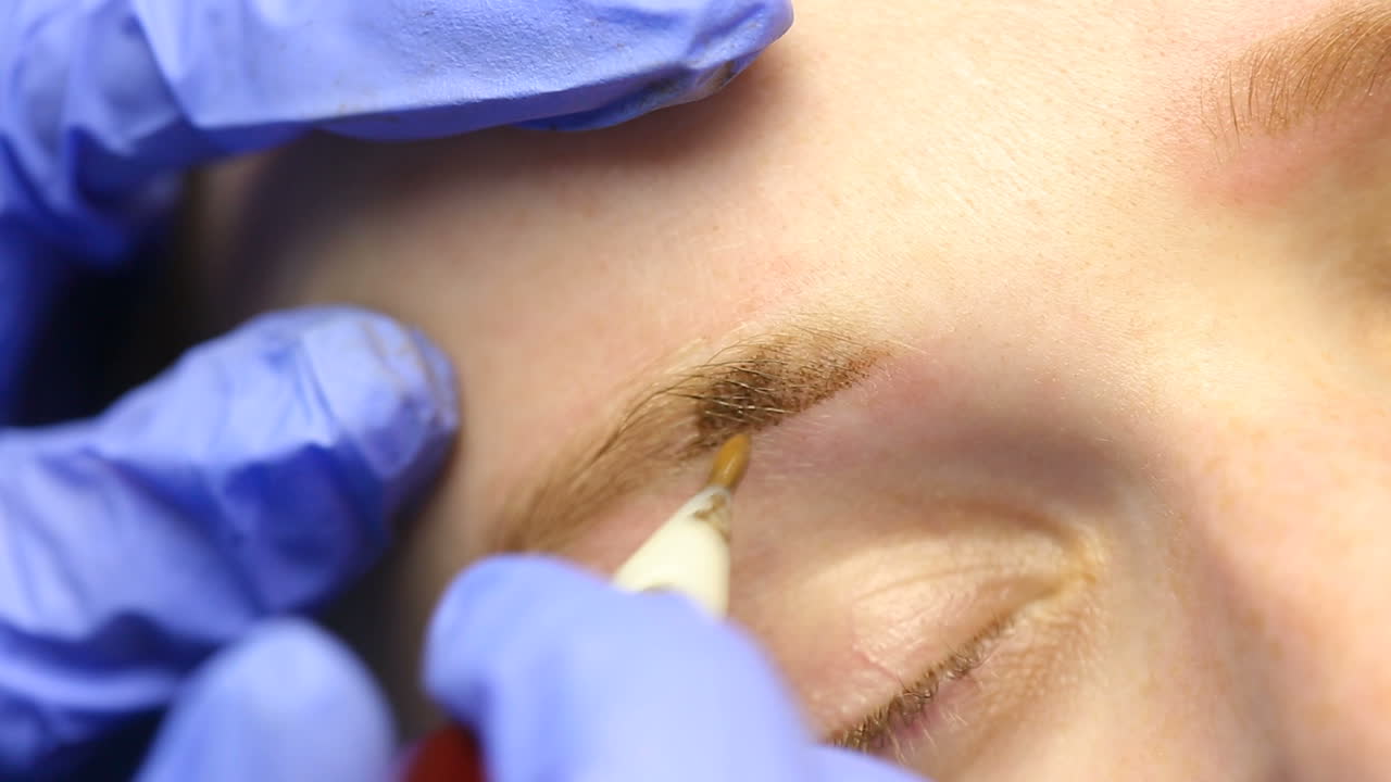 Master making permanent eyebrow make up