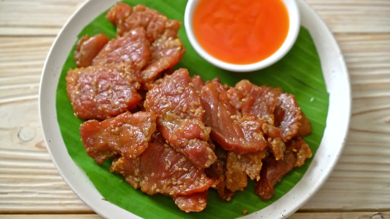 태양에 말린 돼지고기 소스와 함께