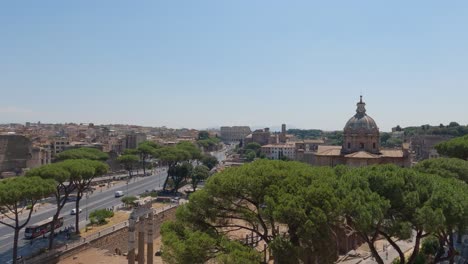 Vista-Lejana-De-La-Calle-Hacia-El-Coliseo-En-Roma,-Arena-De-Gladiadores-Del-Imperio-Romano