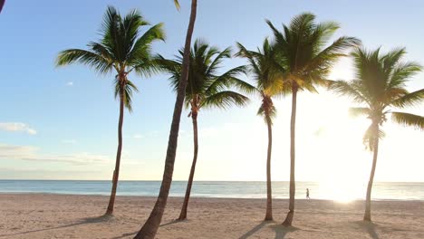 Urlaub-Auf-Bali,-Natursandstrand-Mit-Palmen-Und-Weißem-Sand-Bei-Sonnenuntergang,-Sonnenaufgang,-Exotisches-Urlaubsparadies,-Seelandschaftsphantasie