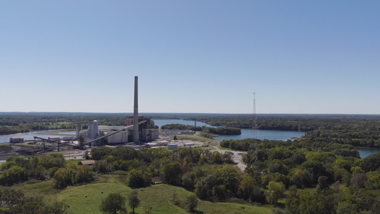 Centrale elettrica di Flint Creek: centrale elettrica nei pressi di West Of Gentry, nella contea di Benton, Arkansas, USA. Ripresa aerea in allontanamento