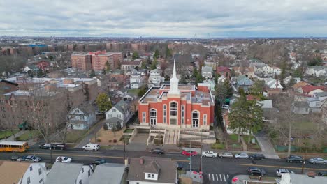 Luftüberführung-Der-Amerikanischen-Kathedrale-Und-Fahren-Des-Gelben-Busses-Auf-Der-Straße-Im-Queens-District,-New-York