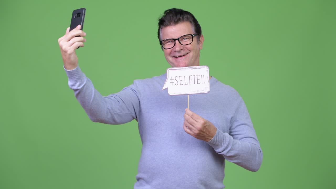 종이 표지판으로 셀피를 찍는 멋진 남자