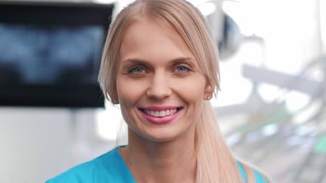 retrato de un dentista sonriente en la clínica del dentista