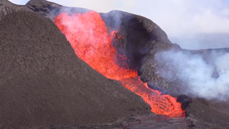 primer plano del flujo de lava e inclinación hacia la erupción del volcán fagradalsfjall en la península de reykjanes en islandia