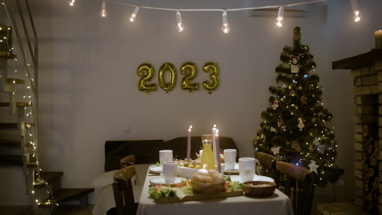 celebración de la víspera de año nuevo en la sala de estar.