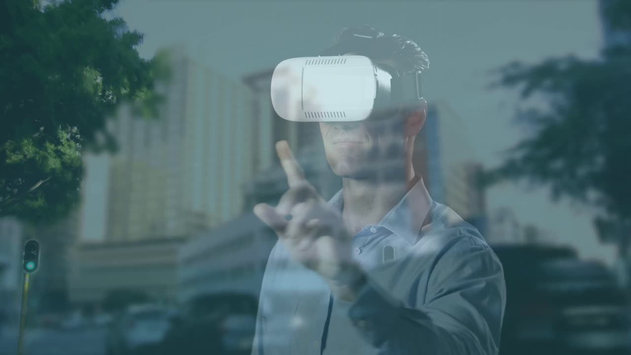 Animazione di avviso di attacco informatico con uomo caucasico che usa un visore VR su paesaggio urbano