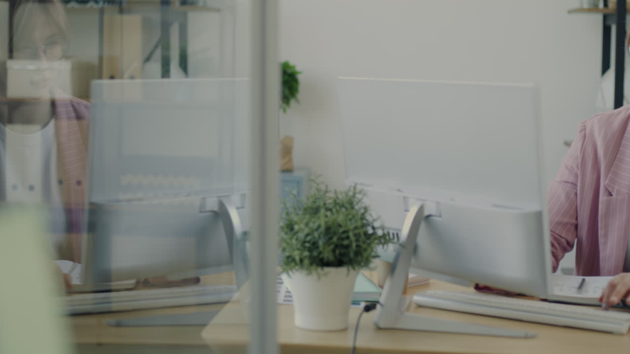 사무실에서 컴퓨터를 사용하는 여성