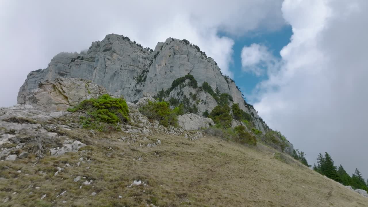 Fransız Alpleri'nde, uçurumu aşarak etkileyici kaya dağına tırmanış.