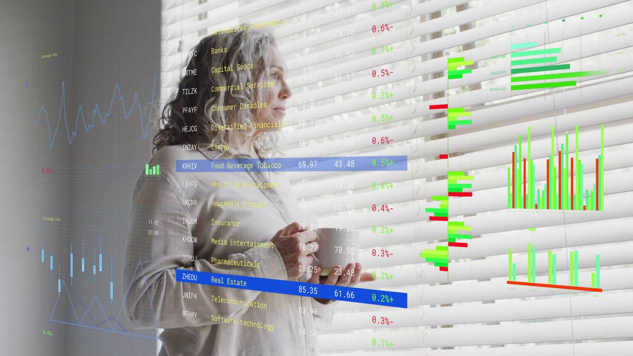 Mujer mayor de pie junto a la ventana, sosteniendo una taza y observando gráficos financieros actualizados que siguen inversiones.