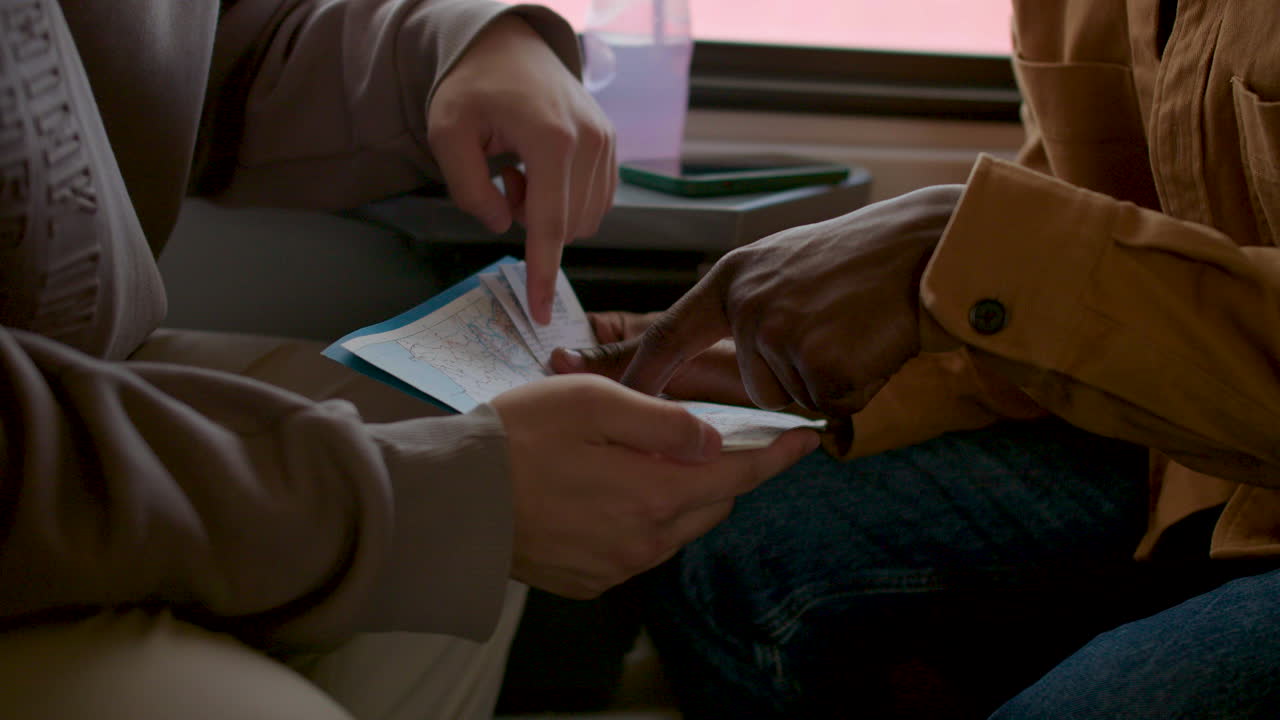 amigos mirando el mapa