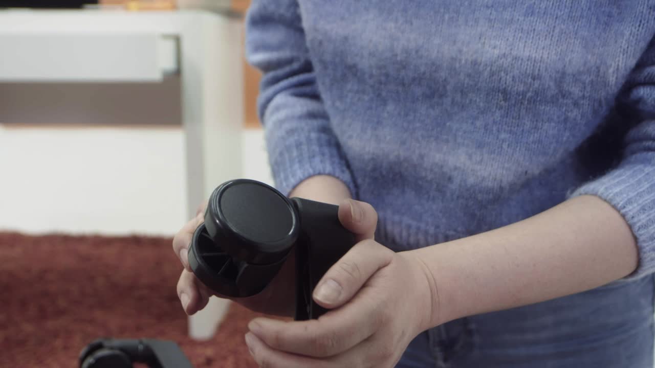 사람 은 조심스럽고 주의 깊게  ⁇ 체어 의 바 ⁇  를 조립 하고, 관심 과 관심 을 나타 ⁇ 니다