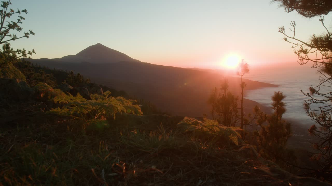 puesta de sol detrás del volcán pico del teide en tenerife, islas canarias en primavera