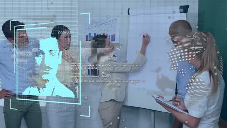 animación del globo y procesamiento de datos sobre diversas personas de negocios en la oficina